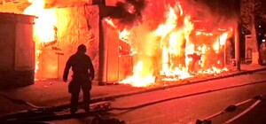 Район остался без шаурмы: на Черемушках сгорел торговый павильон