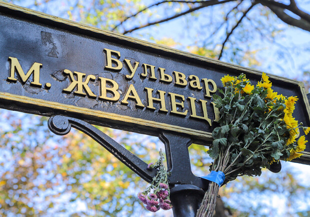 Прощание со Жванецким: одесситы несут цветы к местам памяти писателя. Фото: "Думская"