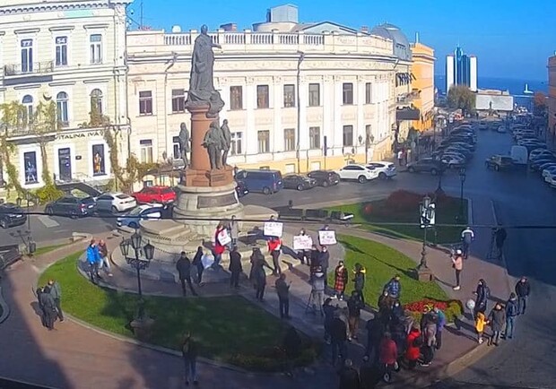 Требуют сноса: у памятника Екатерине II в Одессе собрались десятки людей - фото