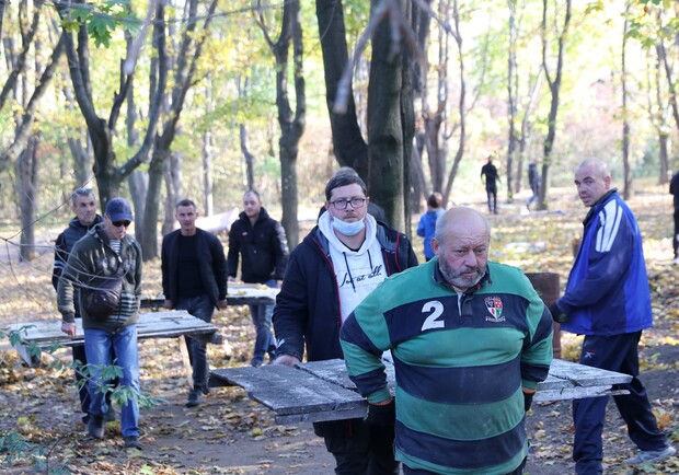 В Одессе пейнтбольный клуб захватил лесопарк: повреждены десятки деревьев