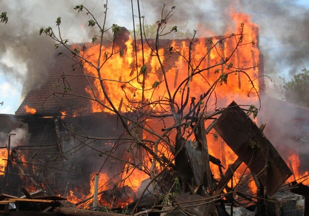 В Аркадии начался пожар: выгорело более 100 квадратных метров - фото