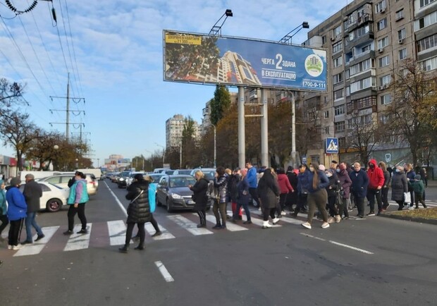 Сегодня, 14 ноября 2020 года, в Одессе на Глушко люди перекрыли улицц. Фото "Думская"