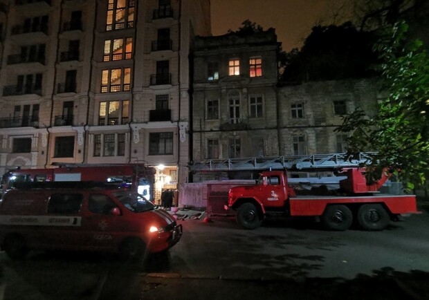 В центре Одессы загорелась заброшенная многоэтажка: есть погибшие. Фото: Служба чрезвычайных ситуаций