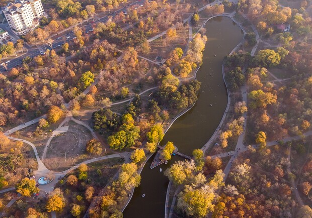 Полюбуйся: как выглядит осенний парк в Одессе с высоты птичьего полета. Фото Виталия Милевича