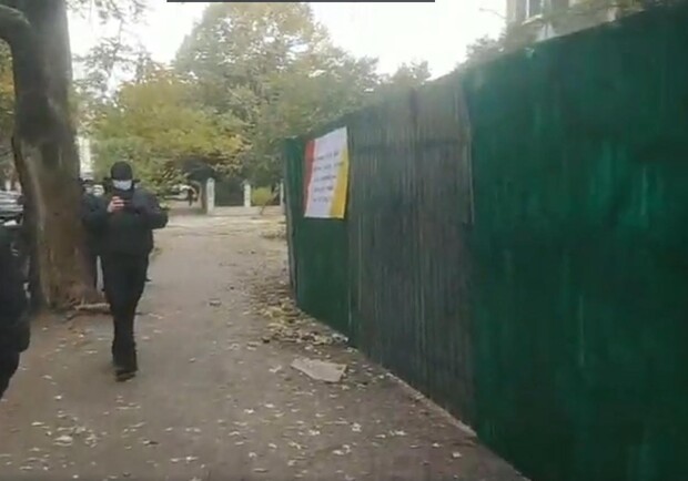 На Академической оградили жилой дом и спиливают деревья. Фото: кадр из видео Владислава Балинского