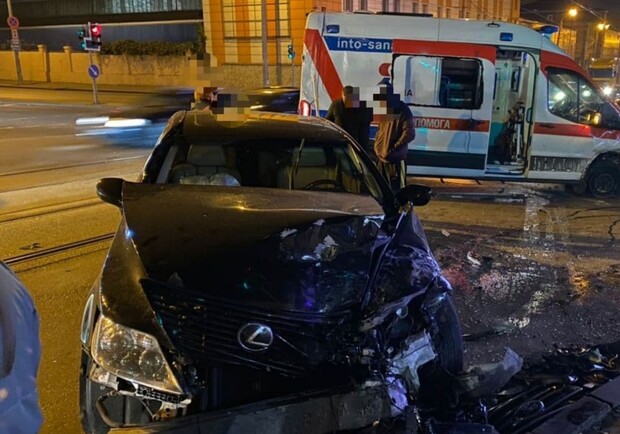 После столкновения с Lexus: в Одессе перевернулась "скорая" с пассажирам. Фото: патрульная полиция