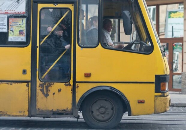 Залатали как могли: по Одессе ездит разбитая маршрутка. Фото из открытых источников
