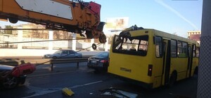 В Одессе кран протаранил маршрутку с спассажирами: есть пострадавшие 