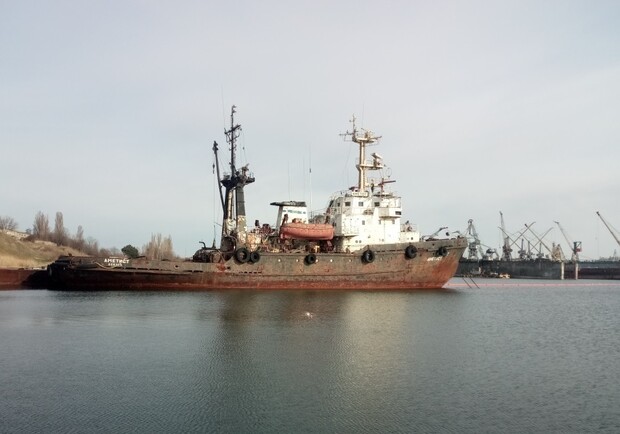 Еще один Delfi: под Одессой из тонущего судна выливается топливо. Фото: "Водный транспорт"