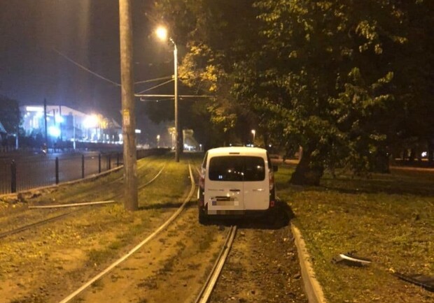 В Одессе машина снесла дорожный знак, а возле города произошло ДТП с мопедом. Фото: Патрульная полиция