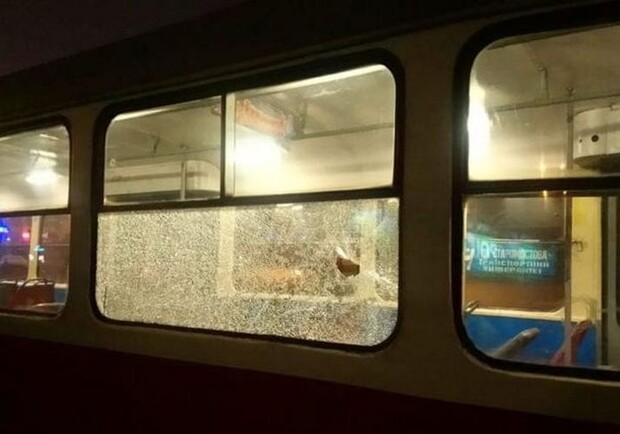 На Алексеевке неизвестные напали на трамвай с пассажирами. Фото: gorod.dp.ua