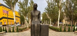 Танцы на костях: девушка осквернила памятник жертвам Холокоста (видео)