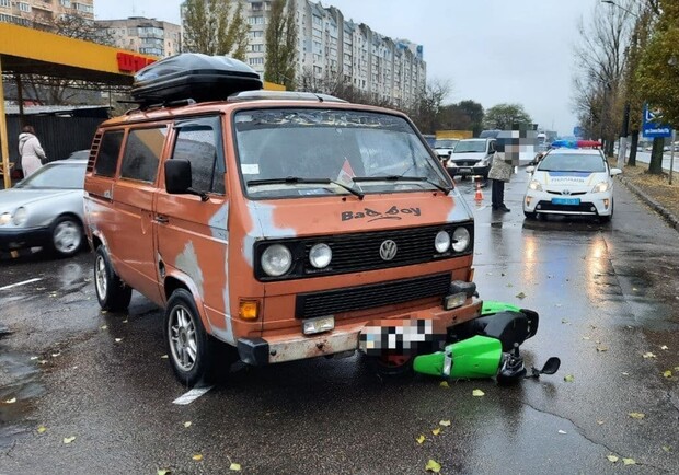Упал на скользком асфальте: в Одессе несовершеннолетний мопедист попал в ДТП. Фото: патрульная полиция