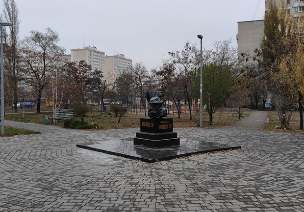 В День Рождения полководца: на месте памятника Жукову поставили унитаз. Фото: Иван Бошку