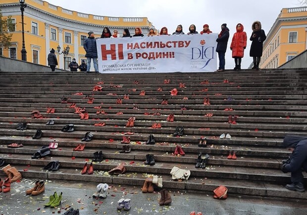 На Потемкинской лестнице выставили десятки красных башмаков: что это значит - фото