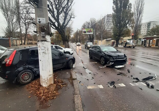 На поселке Котовского из-за ДТП машина вылетела на тротуар. Фото: Патрульная полиция