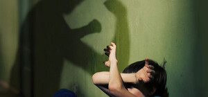 Покалечил до перелома позвонка: избитого отчимом мальчика отдадут под опеку бабушки