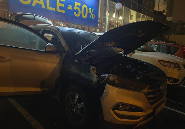 Успели спасти: в Одессе на парковке у торгового центра загорелось авто. Фото: Служба чрезвычайных ситуаций