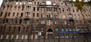 Годовщина трагедии: одесситы несут цветы к сгоревшему дому на Троицкой 