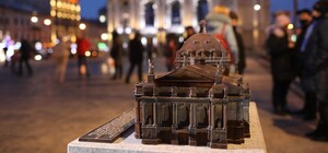 Доторкнись до прекрасного: перед Львівською оперою встановили мініатюрну копію театру