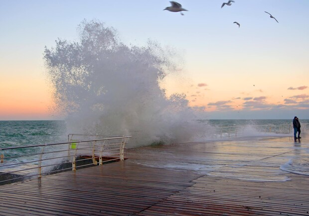 Декабрьский шторм: одесситы наслаждаются бушующим морем. Фото: Лолита Клочкова