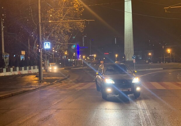 На проспекте Шевченко в Одессе автомобиль сбил женщину. Фото: Патрульная полиция
