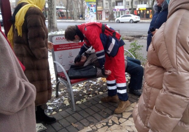 В Одессе на проспекте Шевченко на скамейке умер мужчина. Фото: 048