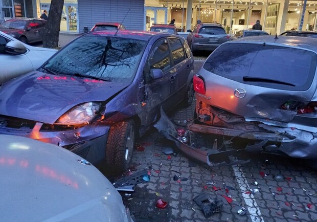 Женщина-водитель на BMW врезалась в три машины. Фото: Патрульная полиция