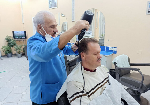 В Одессе нашли самого опытного парикмахера: он работает уже более 76 лет. Фото: "Думская"
