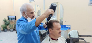 В Одессе нашли самого опытного парикмахера: он работает уже более 76 лет