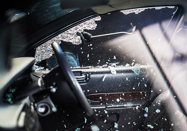 На Академгородке пьяный мужчина разбил окно в патрульном авто. Фото: WhichCar