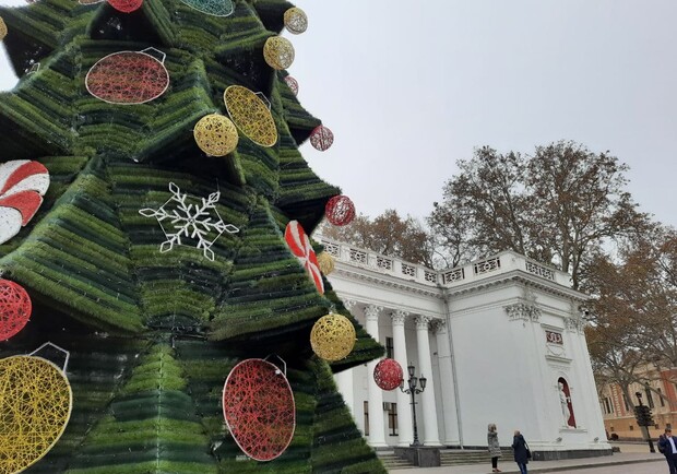 Красота: в Одессе установили главную елку города - фото