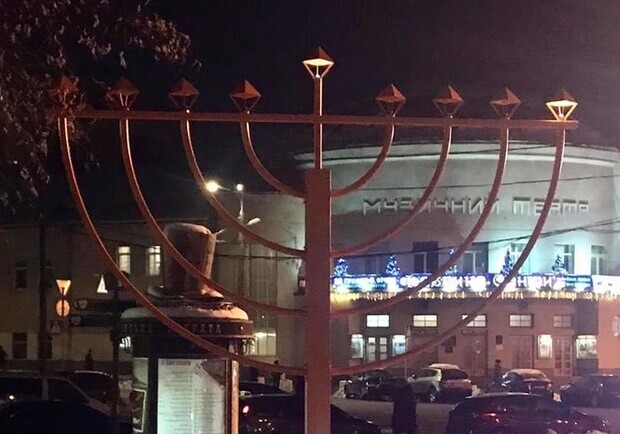 Пока разбираются: вандала, опрокинувшего ханукию, хотят отправить под домашний арест