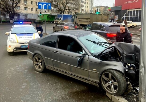 В Одессе автомобиль влетел в рекламный щит (фото)