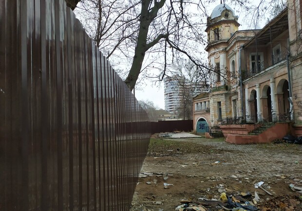 В Одессе обнесли забором дачу Маразли: там построят высотку
