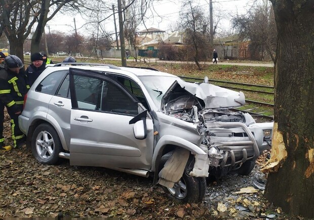 На поселке Котовского автомобиль врезался в дерево: водитель погиб. Фото: патрульная полиция