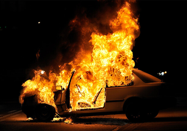 В Одессе машина врезалась в столб и загорелась: как спаслись водитель и пассажир. Фото: autonews