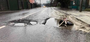 Не їдь туди: серед дороги на Тракті Глинянському утворилось два провалля