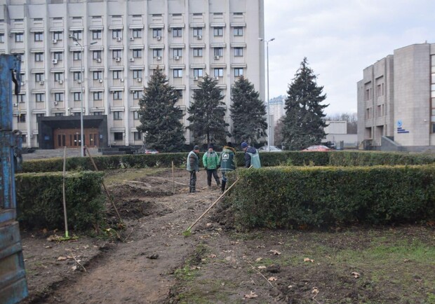 Возле одесской ОГА убрали "хатинку" Саакашвили. Фото: Odessa Online