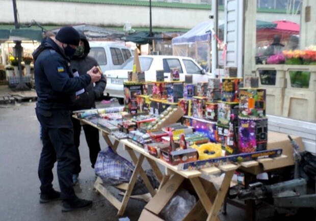 Пожарные нашли на одесском рынке просроченную пиротехнику. Фото: ГСЧС