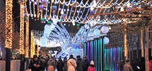 Вот так красота: улицы Короленко и Яворницкого украсили новогодними иллюминациями