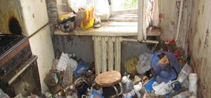 Не выходила на связь: в Запорожье 90-летнюю старушку завалило мусором в квартире (видео)