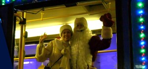 С песнями и плясками: пассажиров трамвая №1 поздравили Дед Мороз и Снегурочка (видео)