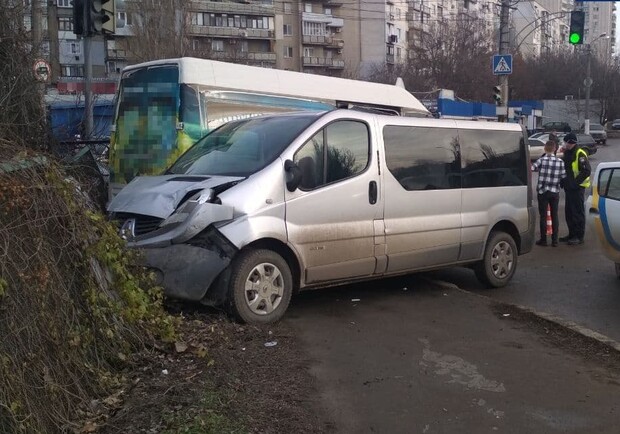 На поселке Котовского столкнулись два микроавтобуса: есть пострадавшие. Фото: патрульная полиция