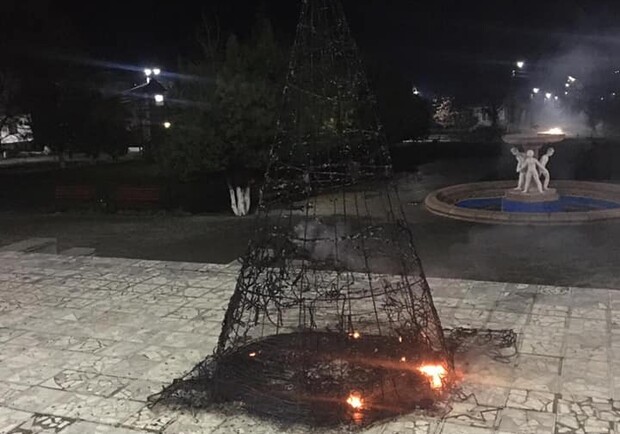 В поселке Кубей Одесской области сгорела главная елка. Фото: Кубейская громада/Facebook