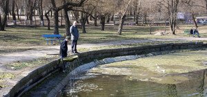 Рождественский подарок: в Дюковский пруд выпустили еще 200 килограммов рыбы