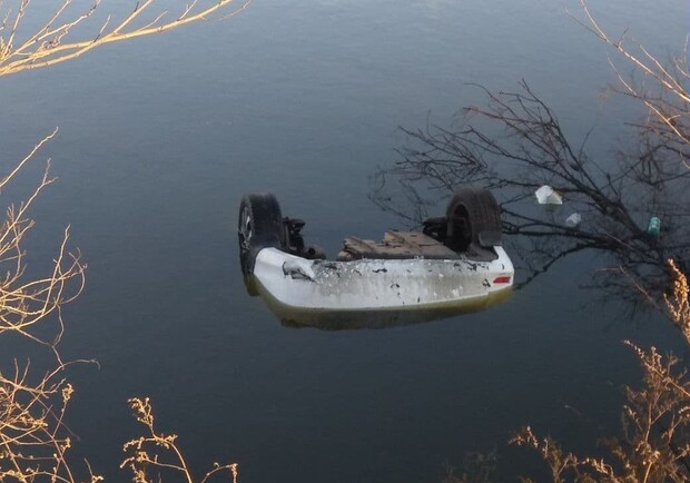 Под Одессой автомобиль слетел в озеро. Фото: Нацполиция