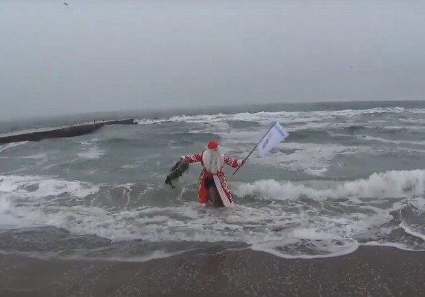 На Ланжероне Дед Мороз искупался в море. Фото: кадр из видео