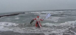 На Ланжероне Дед Мороз искупался в море: как моржи поздравили одесситов с Рождеством