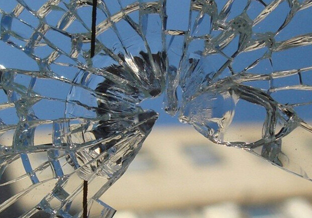 В Одессе вандалы оплатили разбитое стекло зоомагазина